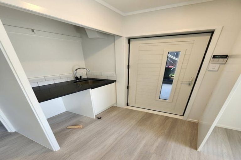 Photo of property in 25 Caspian Close, New Lynn, Auckland, 0600