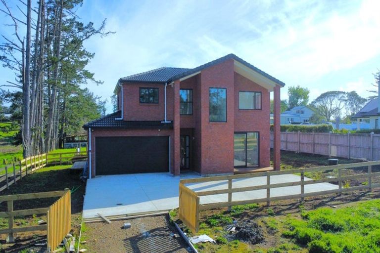 Photo of property in 84 Station Road, Kumeu, 0891