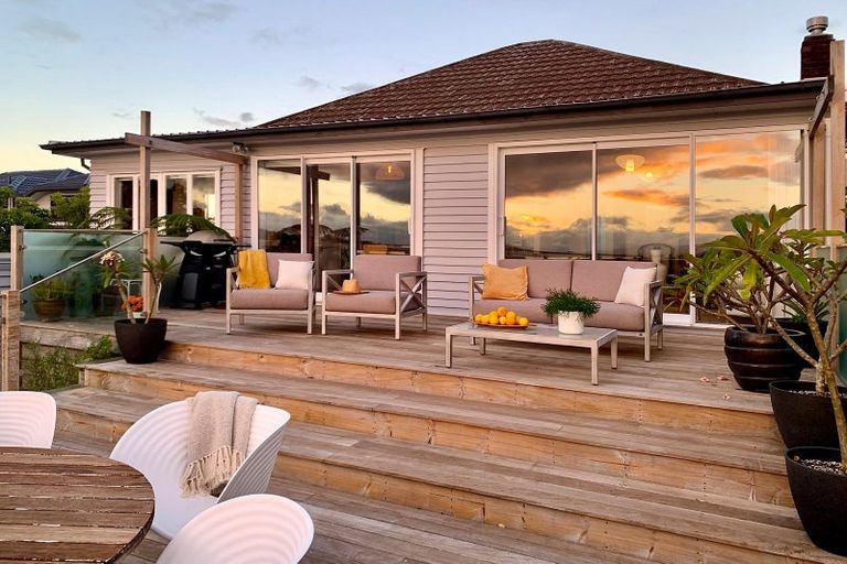 Photo of property in 2/104 Stanley Point Road, Stanley Point, Auckland, 0624