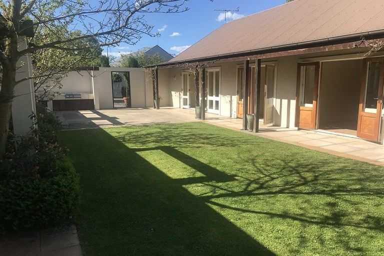 Photo of property in 2/11 Memorial Avenue, Ilam, Christchurch, 8053