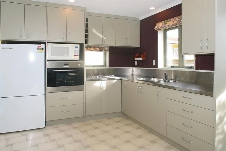 Photo of property in 46a Baylands Drive, Newlands, Wellington, 6037