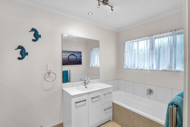 Photo of property in 21 Saltwood Street, Red Beach, 0932