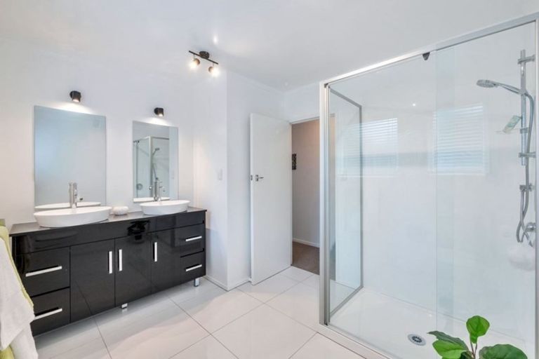 Photo of property in 17 Temuri Place, Glendene, Auckland, 0602