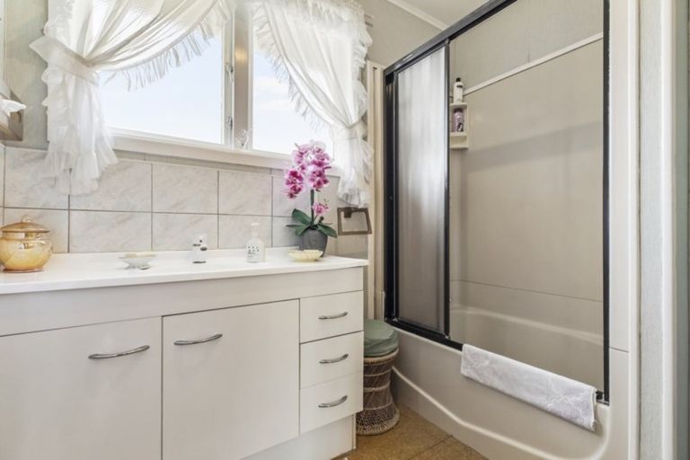 Photo of property in 118 Don Buck Road, Massey, Auckland, 0614