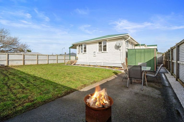 Photo of property in 2/11 Parakai Avenue, Parakai, 0830