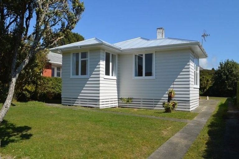 Photo of property in 100 Sievers Grove, Cannons Creek, Porirua, 5024