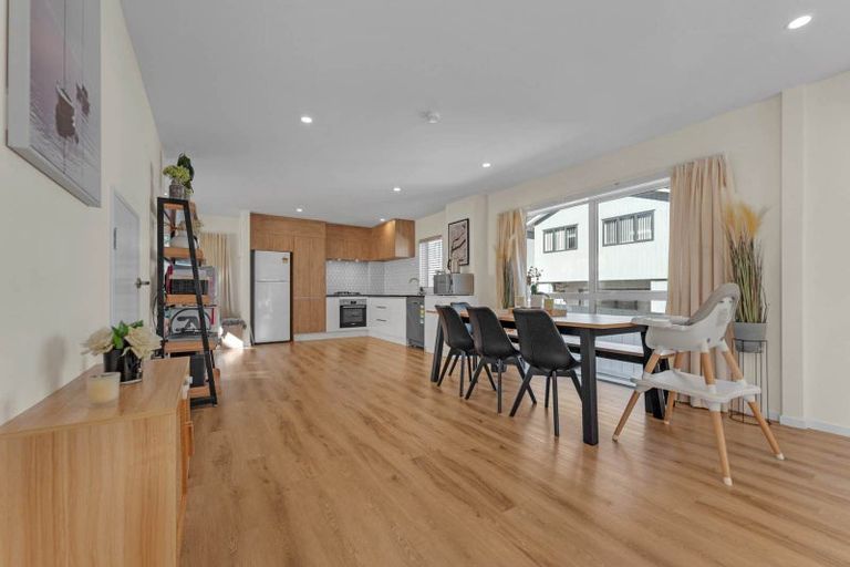 Photo of property in 45c Rangeview Road, Sunnyvale, Auckland, 0612