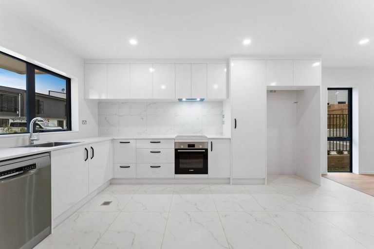 Photo of property in 18 Dotterel Place, Westgate, Auckland, 0614