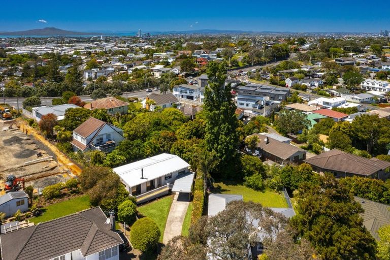 Photo of property in 2/17 Winifred Avenue, Bayview, Auckland, 0629