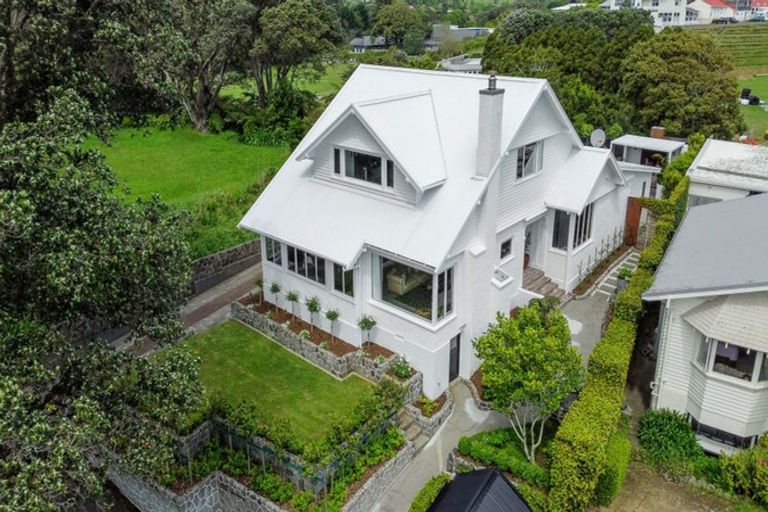 Photo of property in 132 Pendarves Street, New Plymouth, 4312