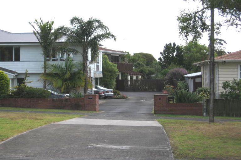 Photo of property in 2/264 East Coast Road, Forrest Hill, Auckland, 0620