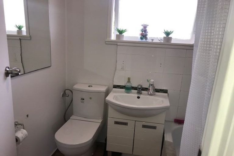 Photo of property in 2/13 Wykeham Place, Glenfield, Auckland, 0629