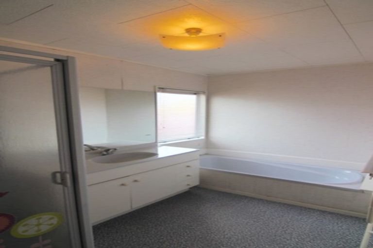 Photo of property in 17 Caribbean Drive, Unsworth Heights, Auckland, 0632