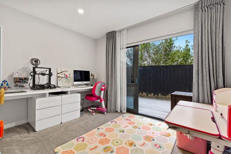 Photo of property in 26a Bernleigh Terrace, West Harbour, Auckland, 0618