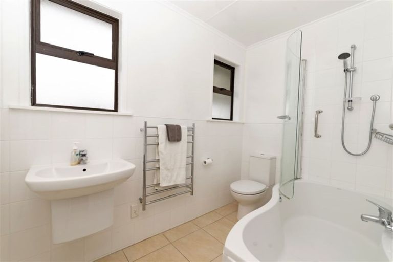 Photo of property in 86 Flanshaw Road, Te Atatu South, Auckland, 0610