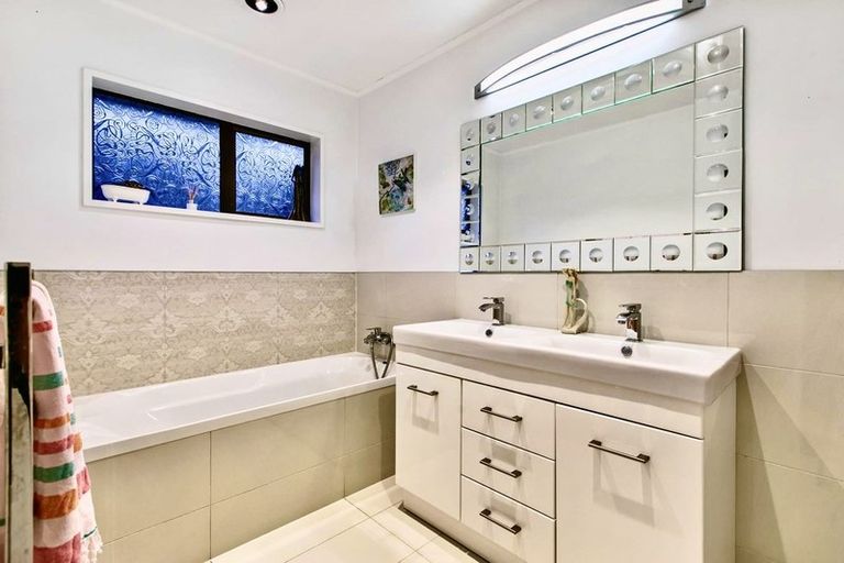 Photo of property in 7 Zenith Place, Conifer Grove, Takanini, 2112