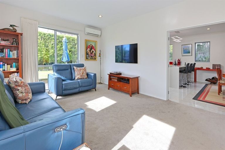 Photo of property in 114 Lake Panorama Drive, Henderson Valley, Auckland, 0612