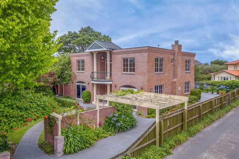 Photo of property in 12 Harlech Mews, Avonhead, Christchurch, 8042