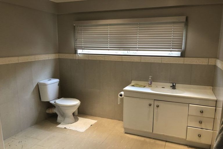 Photo of property in 8 Garmons Way, Castor Bay, Auckland, 0620