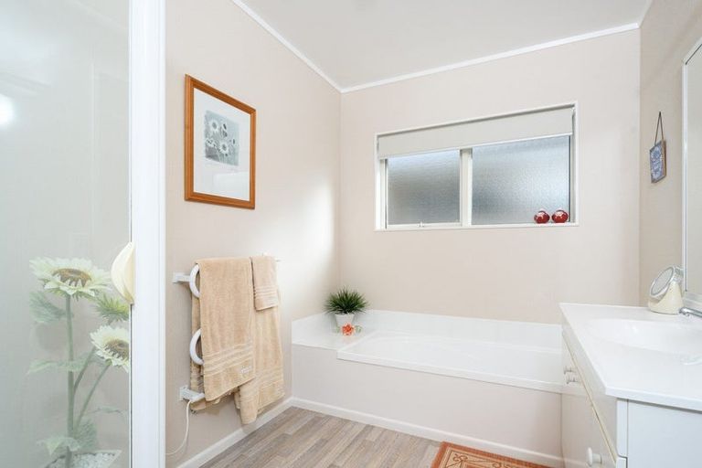 Photo of property in 16 Chalmers Close, Orewa, 0931