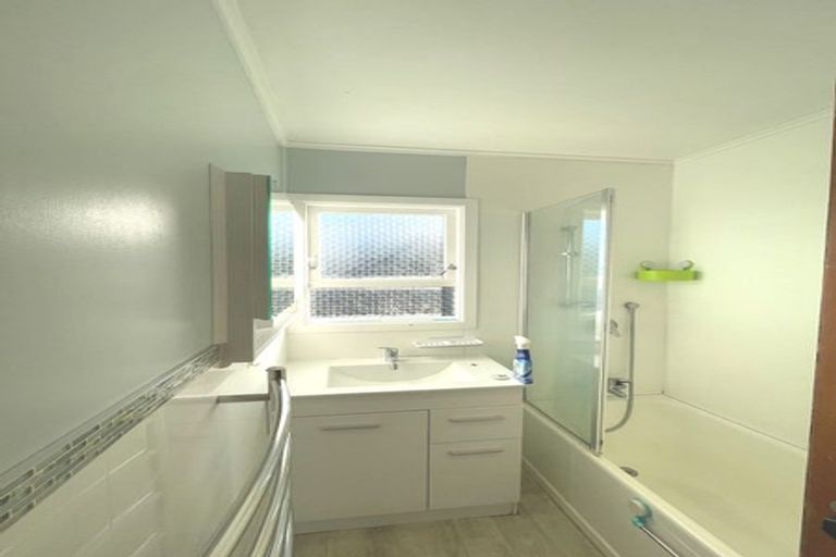 Photo of property in 15 La Rosa Street, Green Bay, Auckland, 0604