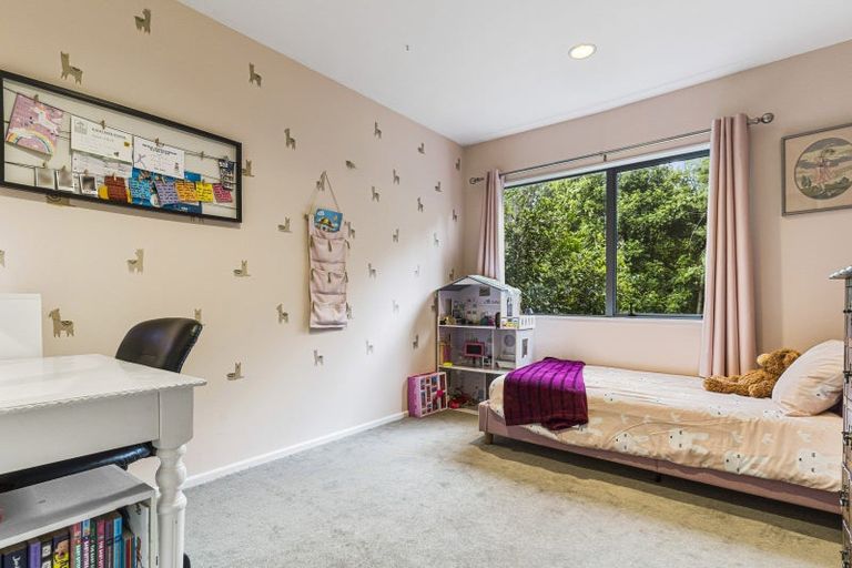 Photo of property in 10 St Lucia Place, Unsworth Heights, Auckland, 0632