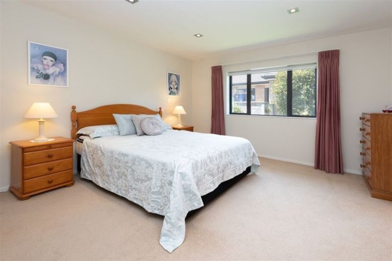 Photo of property in 5 Royalle Mews, Botany Downs, Auckland, 2010