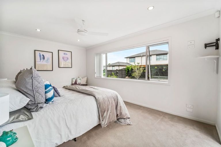 Photo of property in 32 Corricvale Way, Northcross, Auckland, 0630