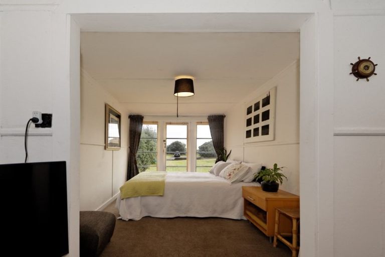 Photo of property in 105 Marine Parade North, Piha, 0772