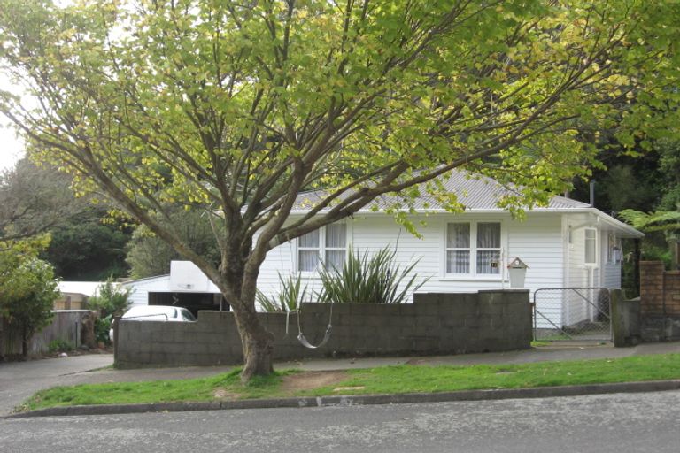 Photo of property in 16 Holmes Grove, Naenae, Lower Hutt, 5011