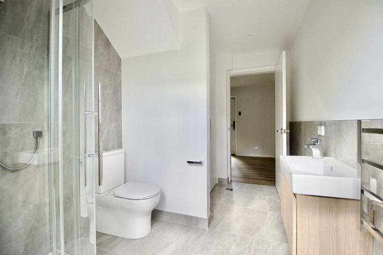 Photo of property in 3/94 Target Road, Totara Vale, Auckland, 0629