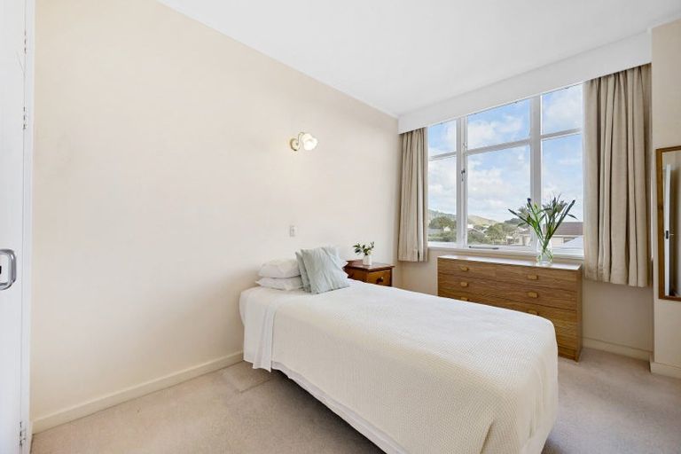Photo of property in Rona House, 33 Rimu Street, Eastbourne, Lower Hutt, 5013