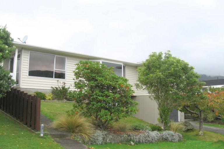 Photo of property in 131 Taylor Terrace, Tawa, Wellington, 5028
