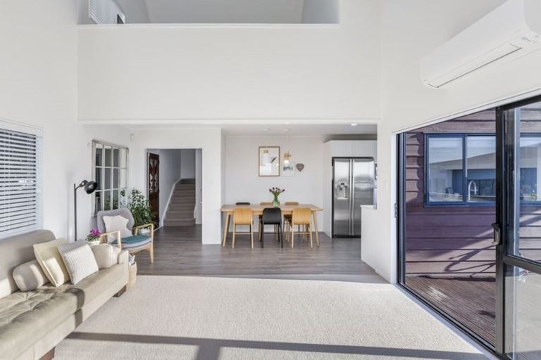 Photo of property in 52 Waiora Road, Stanmore Bay, Whangaparaoa, 0932