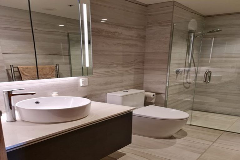 Photo of property in 4/585g Beach Road, Rothesay Bay, Auckland, 0630