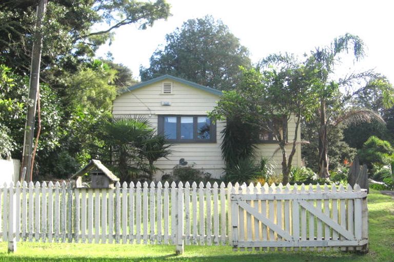 Photo of property in 23 Kauri Point Road, Laingholm, Auckland, 0604