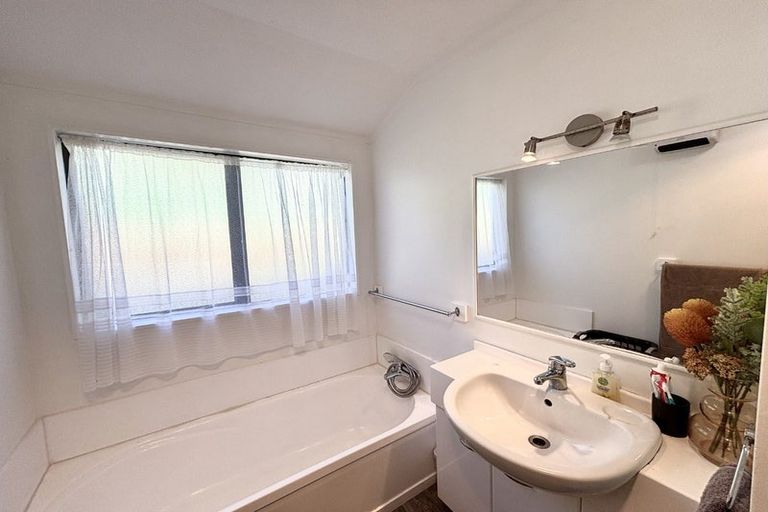 Photo of property in 22 Albatross Close, Whitby, Porirua, 5024