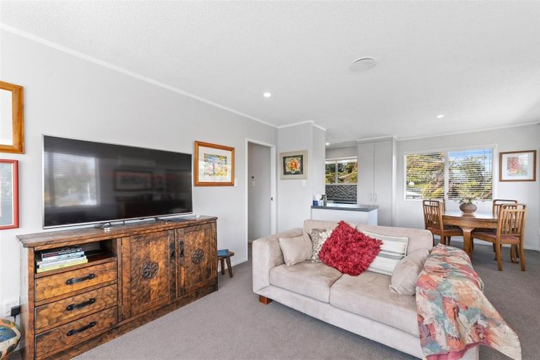 Photo of property in 3a Leo Place, Kawaha Point, Rotorua, 3010