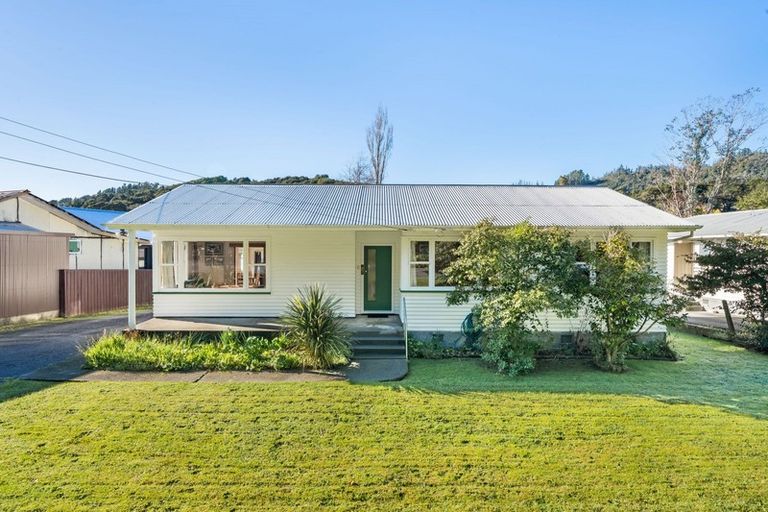 Photo of property in 23 Pinehaven Road, Pinehaven, Upper Hutt, 5019