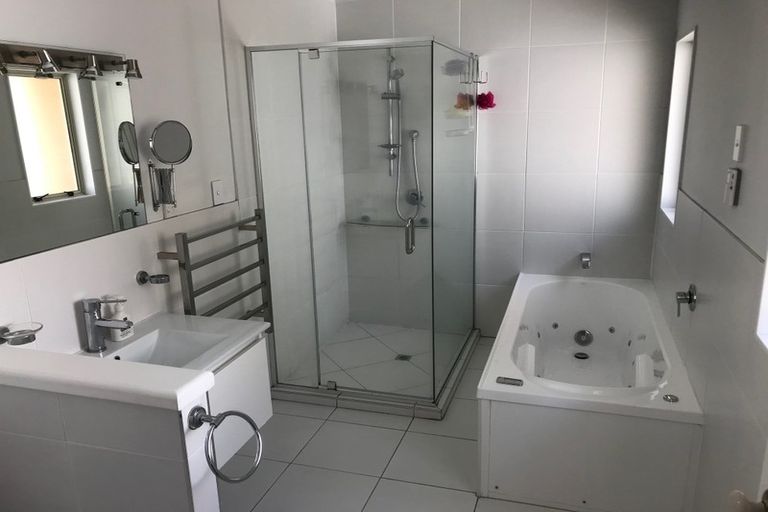 Photo of property in 7 Coupland Court, Glendene, Auckland, 0602