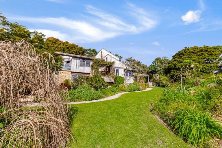 Photo of property in 28 The Crescent, Tindalls Beach, Whangaparaoa, 0930