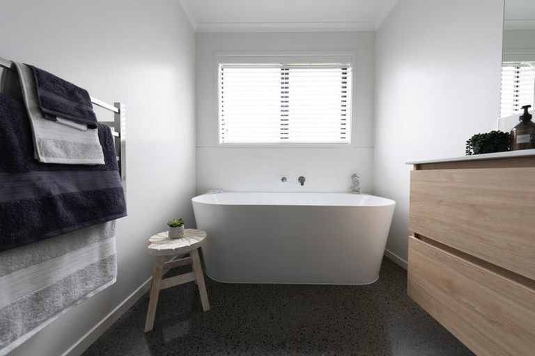 Photo of property in 14 Beveridge Road, One Tree Point, 0118