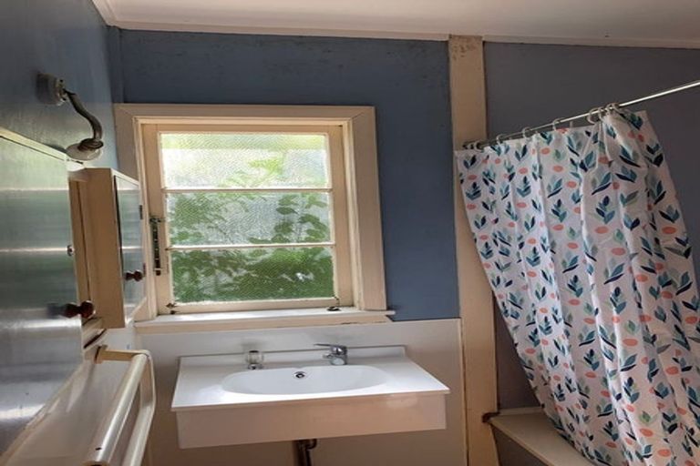 Photo of property in 33 Coates Street, Tawa, Wellington, 5028