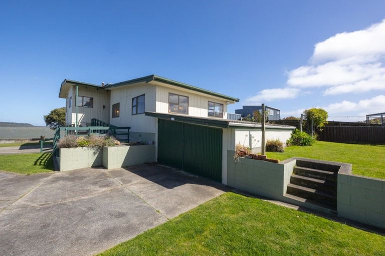 Photo of property in 1 Hartley Street, Foxton Beach, Foxton, 4815