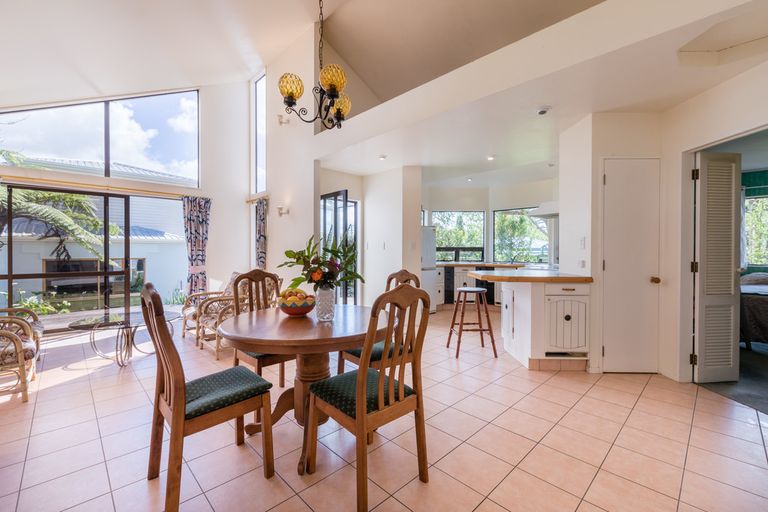 Photo of property in 26 Yeovil Road, Te Atatu Peninsula, Auckland, 0610