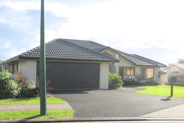 Photo of property in 20 Newry Close, East Tamaki Heights, Auckland, 2016