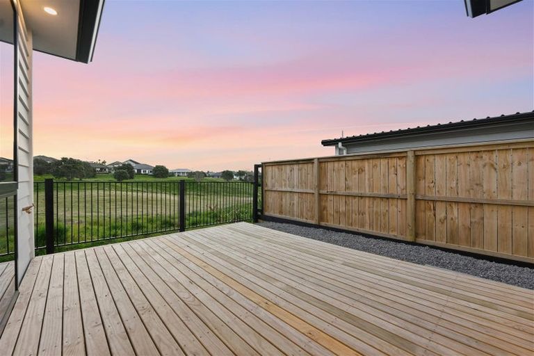 Photo of property in 50 Whakairo Crescent, Gulf Harbour, Whangaparaoa, 0930