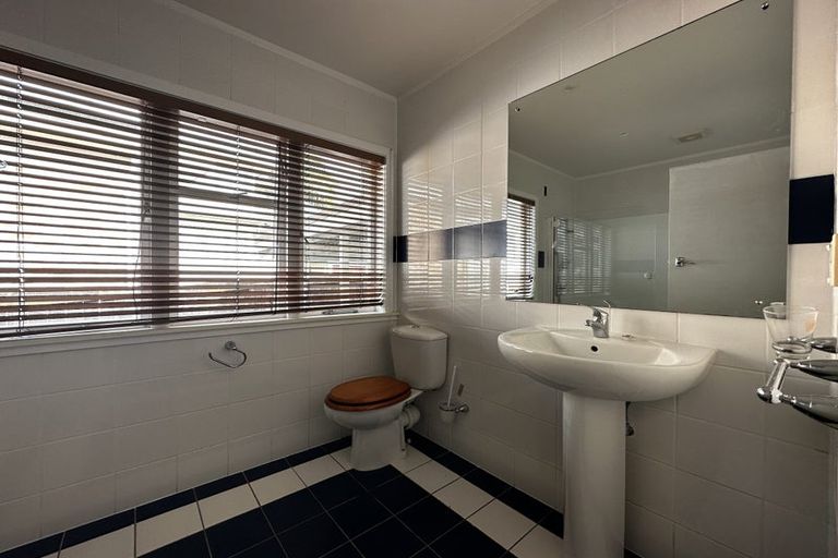 Photo of property in 93 Sylvan Avenue, Northcote, Auckland, 0627
