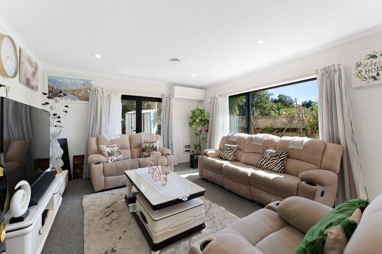 Photo of property in 19 Titch Place, Glen Eden, Auckland, 0602