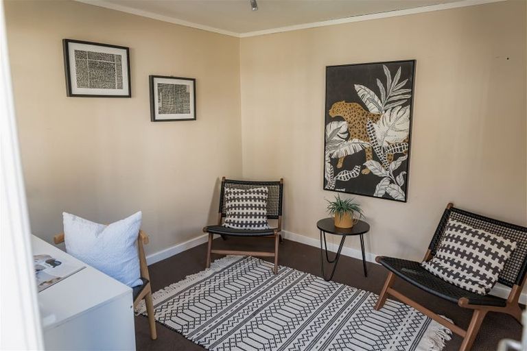 Photo of property in 35 Pukatea Street, Eastbourne, Lower Hutt, 5013